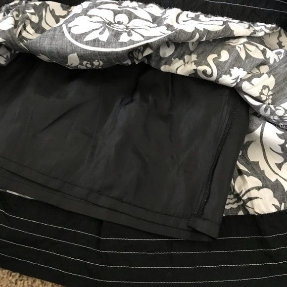 Black and white flower skirt - Picture 4 of 4